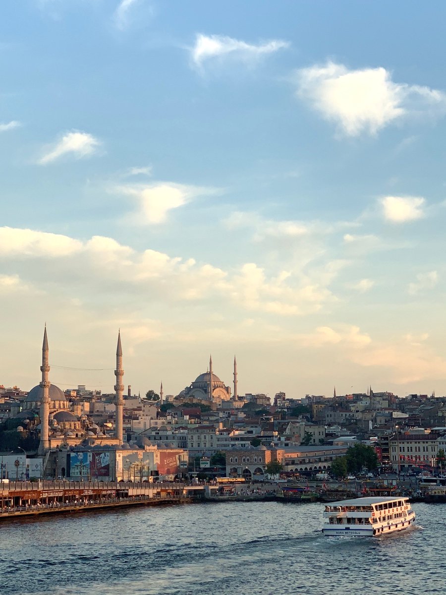 "Yüzler" serimizin ilkinde, Türkiye’de gastronomi adına olup biten heyecan verici ne varsa yakalayan yemek fotoğrafçısı Derya Turgut, İstanbul'un "tadını çıkarmak" için şu anda gitmeniz gereken yerleri sıraladı. Röportaj için tıklayın: bit.ly/2QBjxIT