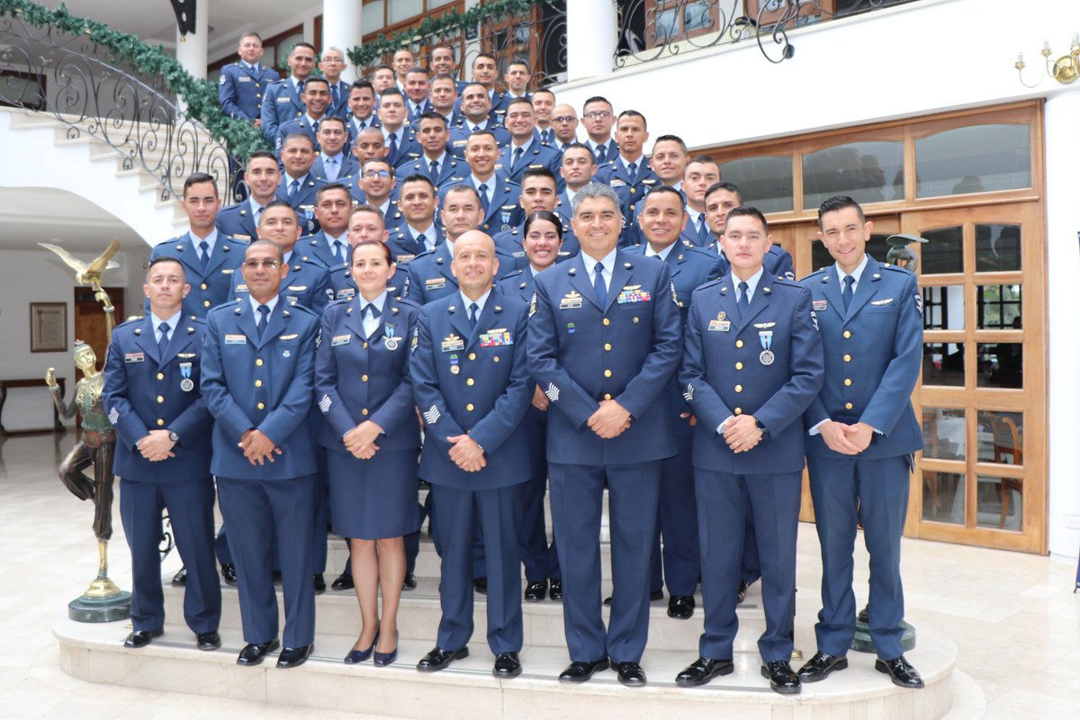 FuerzaAereaCol's tweet photo. Cdte. @FuerzaAereaCol otorga Medalla Militar Marco Fidel Suárez, Categoría Especial a oficiales, suboficiales y civiles en reconocimiento y gratitud por su contribución a las actividades conmemorativas de #100AñosProtegiendoLaNación.

Ver más ➡️ https://t.co/t6xKTTbooP https://t.co/b8NHQee3HD