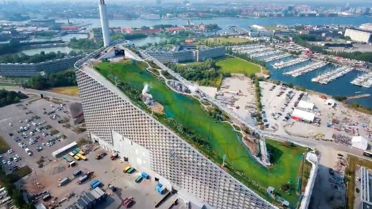 creativmade's tweet photo. Wow this Power Plant was converted to a Ski Resort. https://t.co/NVNmk4nPNV https://t.co/wcClD94tAU