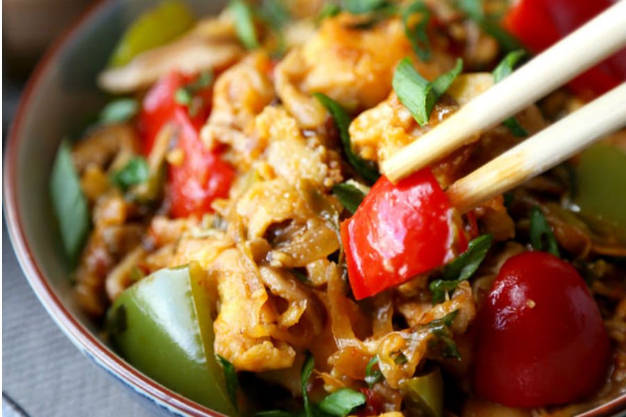 Delicioso pollo salteado al estilo Szechuan, un típico y delicioso platillo chino bit.ly/2GYApUV #CocinaYVino