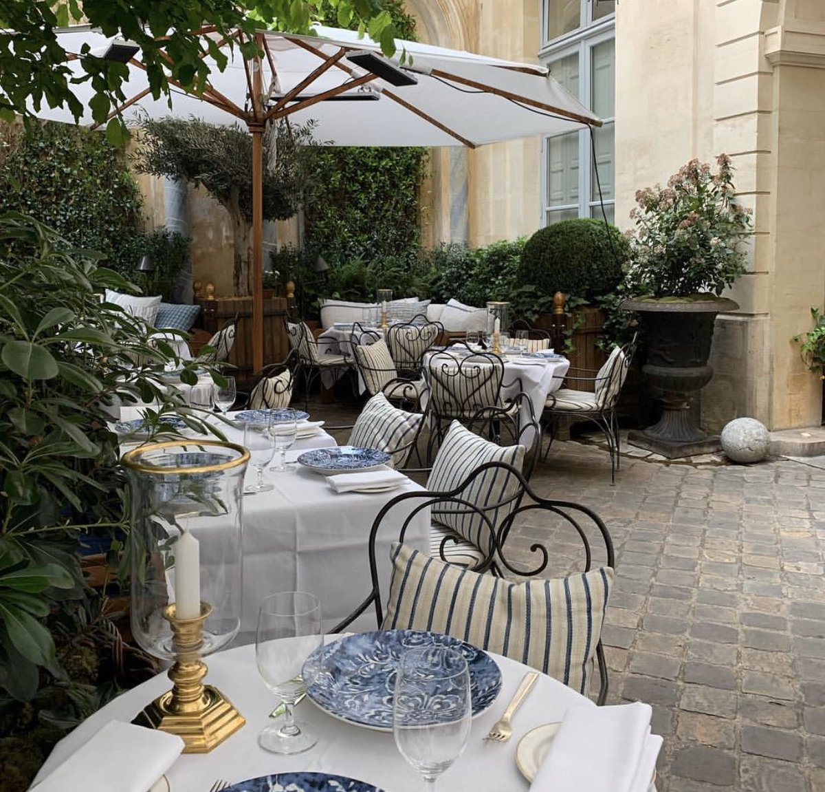 - Ralph Lauren Paris 6 : le décor est juste trop mignon pour manger ou prendre un verre entre amis ou (pour un date on vous connaît) c vraiment cosy