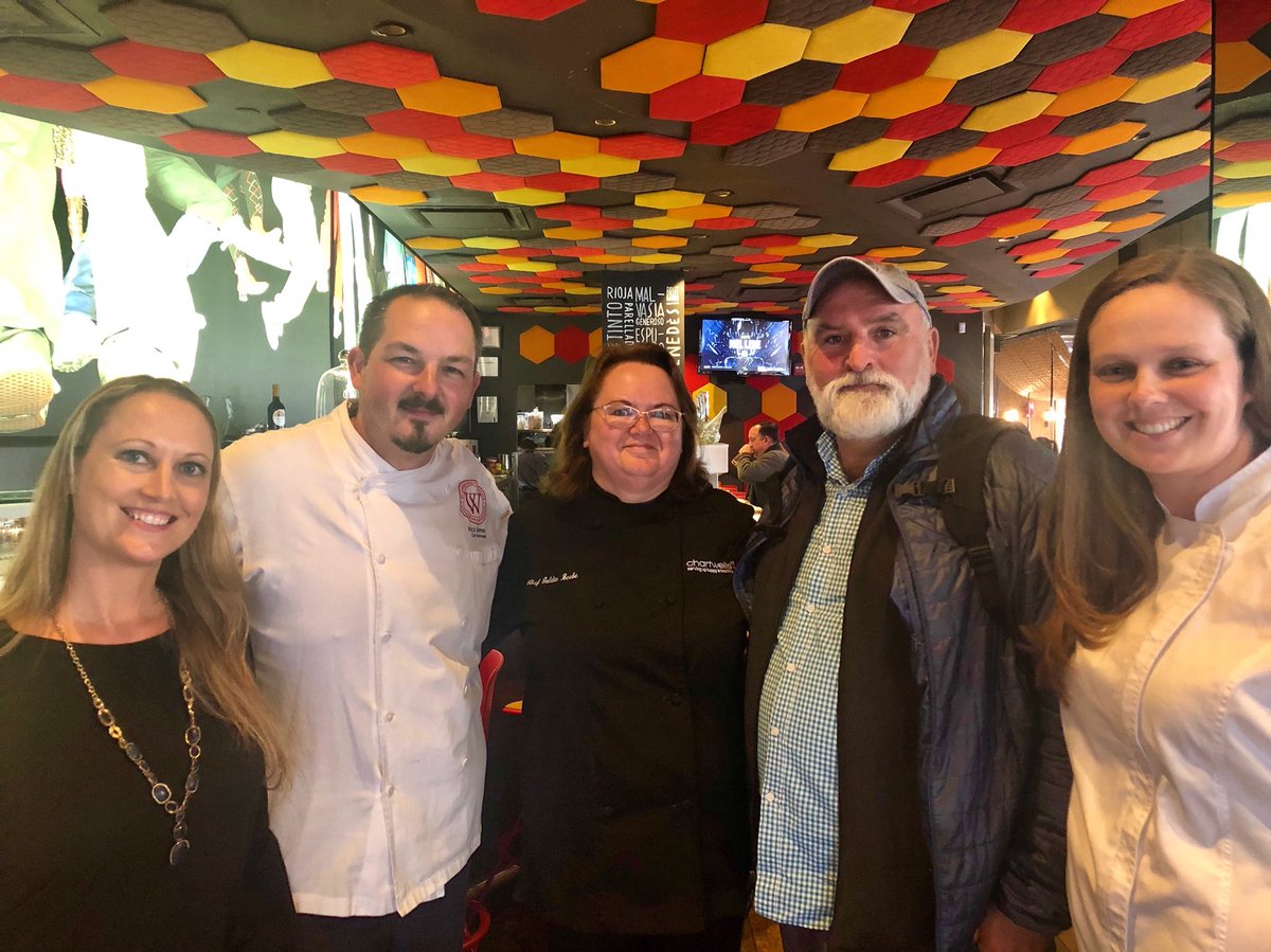 envisiongroupUS's tweet image. Our celebrity chef partner and humanitarian @chefjoseandres’ @thinkfoodgroup is hosting our 2019 Chefs of the Year during their culinary immersion experience this week in DC. Chef Andrés surprised this outstanding group with a visit at Jaleo. #chefappreciationweek
