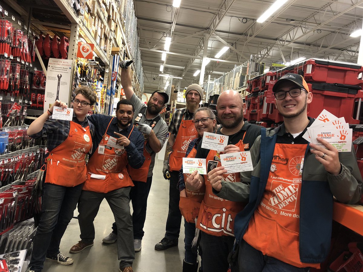 Team pack down <a href="/hd_4023/">Home Depot 4023</a> in hardware. Along with recognition for safely unloading Christmas trees.<a href="/LeAnnaN73194126/">LeAnna N #4023</a> <a href="/DennisLarsen9/">Dennis Larsen</a> @blkubes <a href="/KeyeMcginty/">Keye McGinty</a> @BrianneErvin86 . 189 days safe!!!