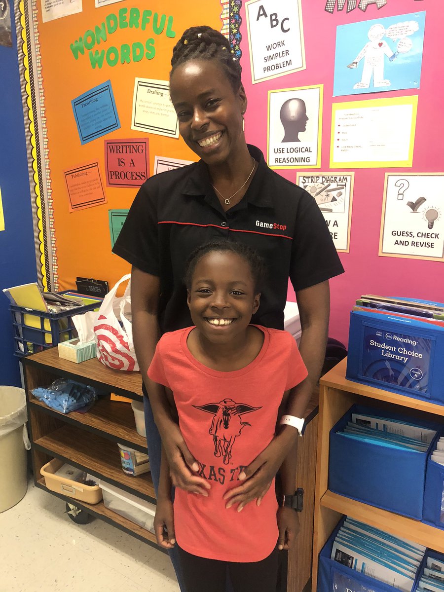 vaughn_01's tweet photo. Fun afternoon with our Career Day speakers!  #Gr8Gators https://t.co/vhDNmjd2xv