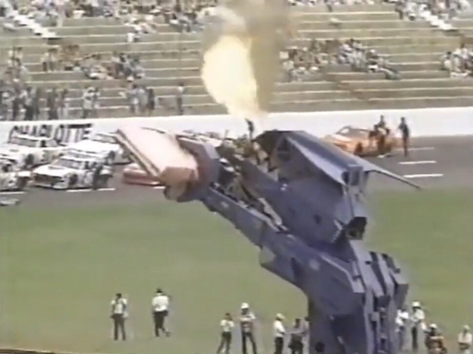 LilRedDave's tweet image. Race weekend festivities during the ‘90 World 600 included boxing, a school bus jumping over a mock-up of the Berlin Wall and Robosaurus 🔥🏁 #Humpy @MarcusSMI