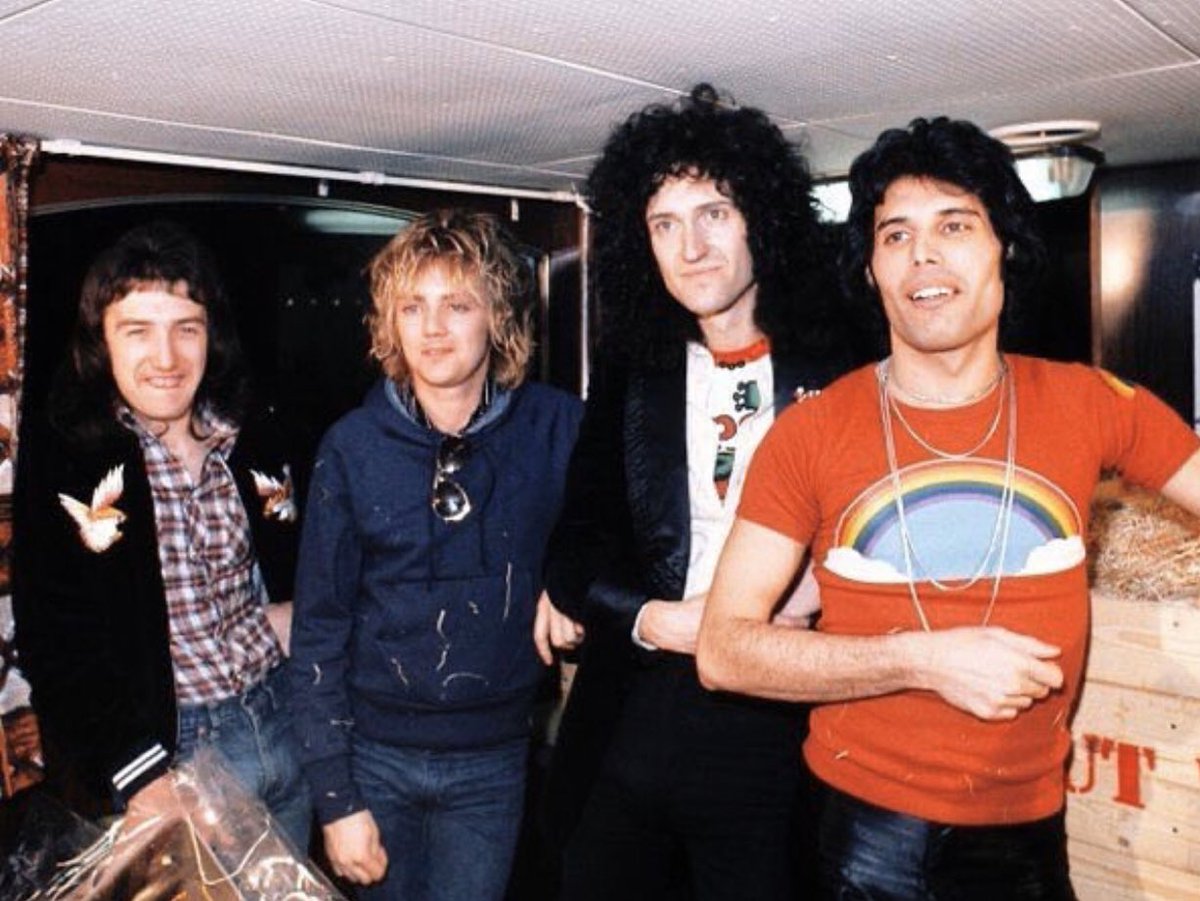 可愛い4人👑👑👑👑 #queen #rogertaylor #freddiemercury #johndeacon