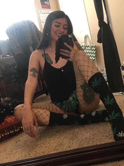 Hopping online rn!  Wanna hang and lift my skirt up? 😘😋 https://t.co/P3Zlydt7ml