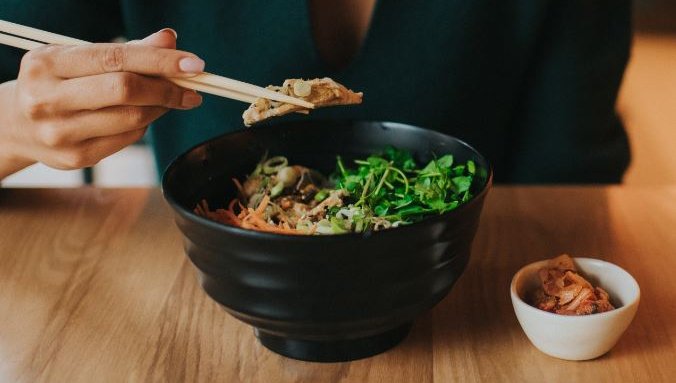 ordering a donburi means still getting our greens...but with glazed teriyaki chicken, fluffy rice + kimchi. also sprinkled with sesame seeds + scallions to provide that extra bit of crunch #thedon