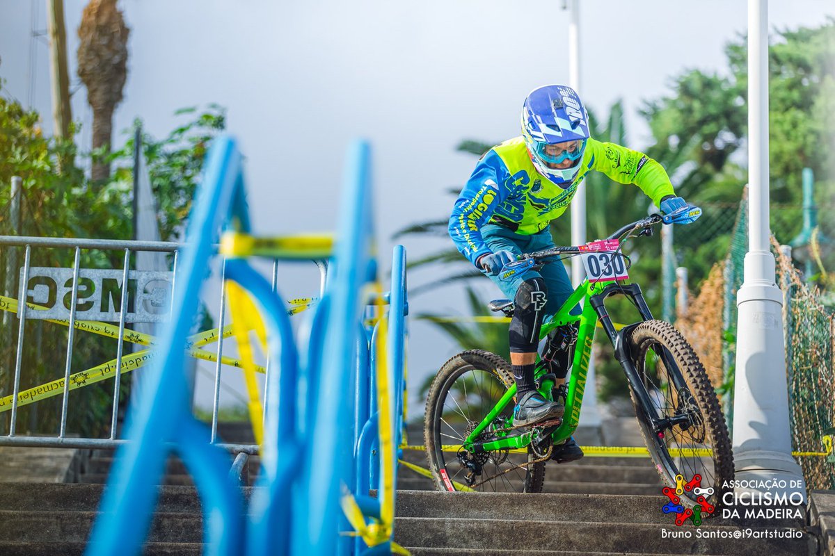 andre26mtb's tweet photo. 🚥DHU CANIÇO🚦
Foi uma prova com um traçado super divertido e muito rápido! Termino no 1º posto em cadetes e a 3seg do pódio geral!🤟👀
Obrigado a todos pelo apoio!☺️🙏
#CANIÇORIDERS #DOMODELTA #BARRA4 #ALÇADODIREITO #FUNCHALVIDRO #100IGUAL #PROGRESSOCAR #EXTREMEBIKES #AVSRACING https://t.co/smrz5kRAqT