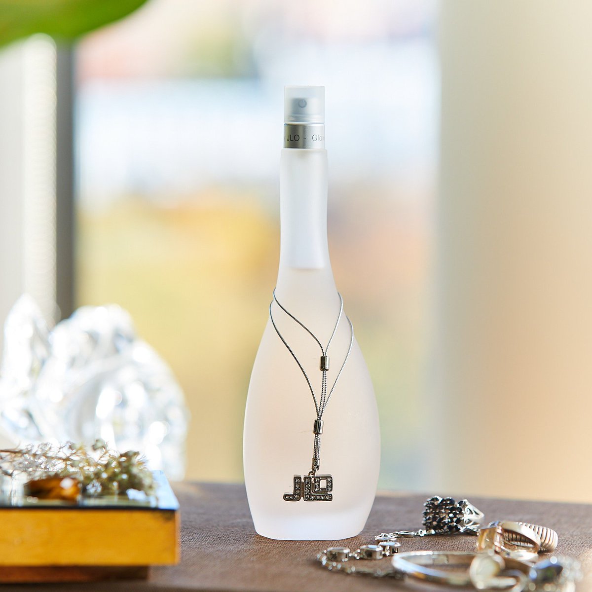 🌟 Shine bright with a feminine sparkle of mingled citrus fruits and sheer florals #Perfumania #DestinationFragrance