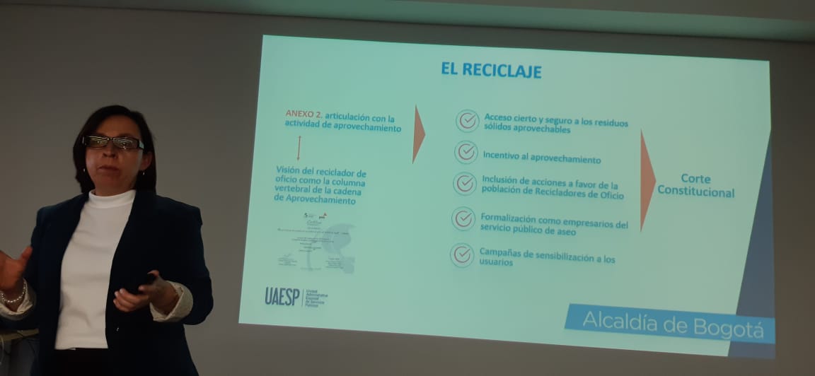 Uaesp's tweet photo. Hoy nuestra directora estuvo en el Foro sobre #EconomíaCircular realizado por la @camaracomerbog conversando sobre el nuevo esquema de aseo de la capital. Además, sensibilizamos a los asistentes para que no olviden cómo separar en la fuente los residuos. #ReciclarTransforma https://t.co/Vdo3DSsxCp