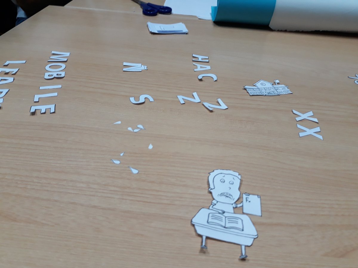 MvalleUbu's tweet photo. Preparando los materiales con @zd_asmaa  para realizar el cut-out sobre el mobile learning.
#TrabajoEnEquipo #TIC #RadioEdUBU
#primubu19 https://t.co/Wp8JRvVrLp