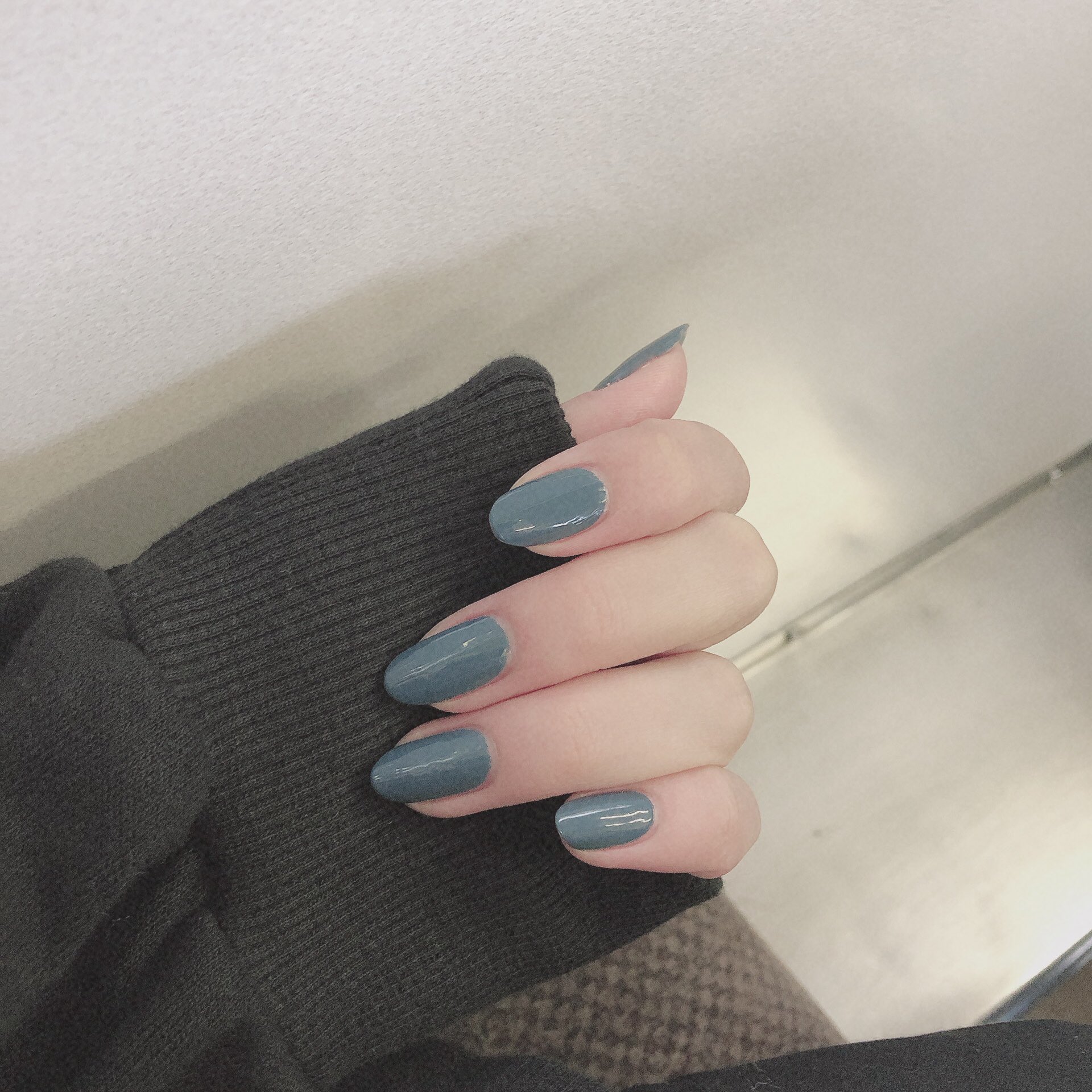 Chino ﾁﾉ 今日は直感で手に取ったbl915でワンカラーネイル ブルー系は肌の色が綺麗に見えるからお気に入り セルフネイル ネイルホリック くすみカラー T Co Qkrmoiuswx Twitter