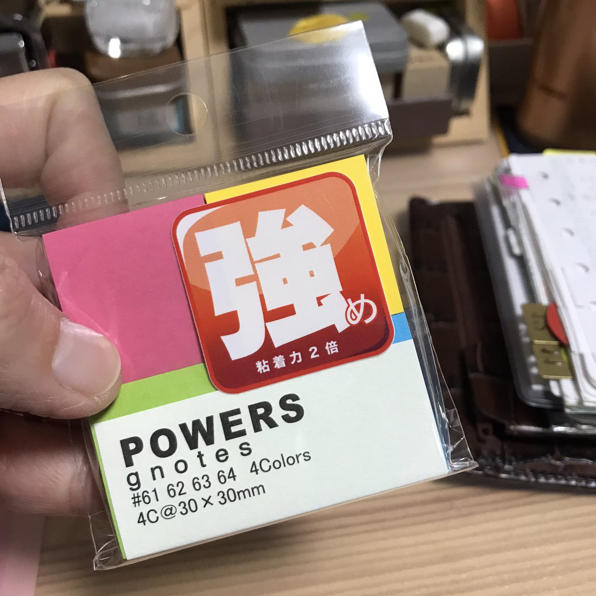 decocchi_7134's tweet photo. 睡眠時間をsignoの黄色からjuice upのゴールドに変えてみたけど、どっちが見やすいだろ？

昨日やっとLOFTで見つけた　#gnotes の真四角付箋。
嬉しいー。 https://t.co/kxiHLW76uE