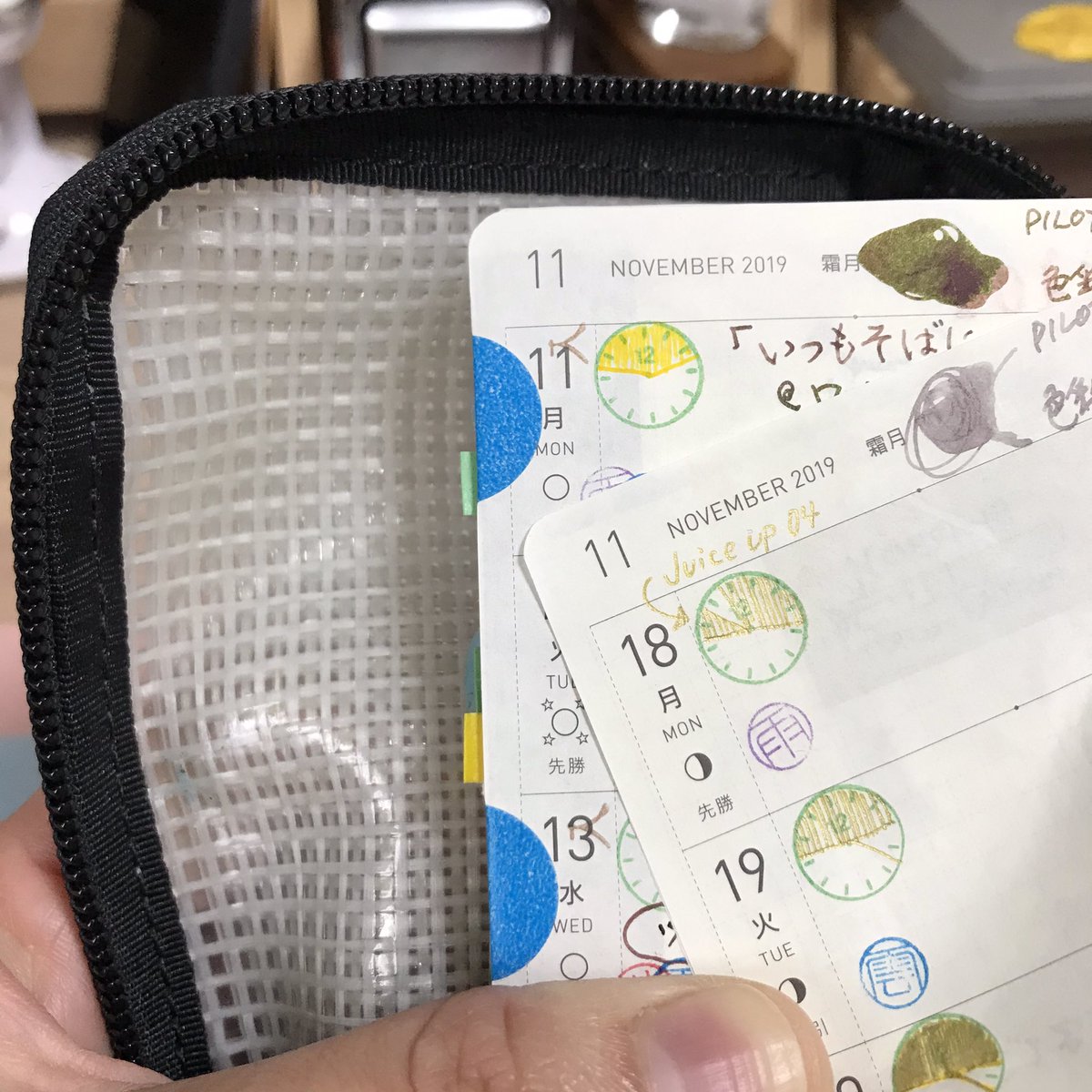 decocchi_7134's tweet photo. 睡眠時間をsignoの黄色からjuice upのゴールドに変えてみたけど、どっちが見やすいだろ？

昨日やっとLOFTで見つけた　#gnotes の真四角付箋。
嬉しいー。 https://t.co/kxiHLW76uE