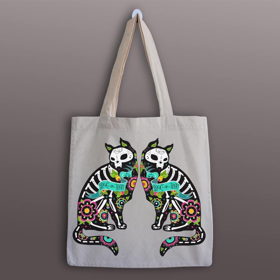 GuarroMexico's tweet photo. Tu #guarrobag en dos pasos: 1️⃣ Elige tu diseño preferido 2️⃣ Llévala a todos lados 💀💜💀 #noviembre #lonuevo #ecobolsas #ecofriendly #bolsasdetela #medioambiente #sinplásticos #cdmx #FelizMartes https://t.co/C4FDiph1VQ