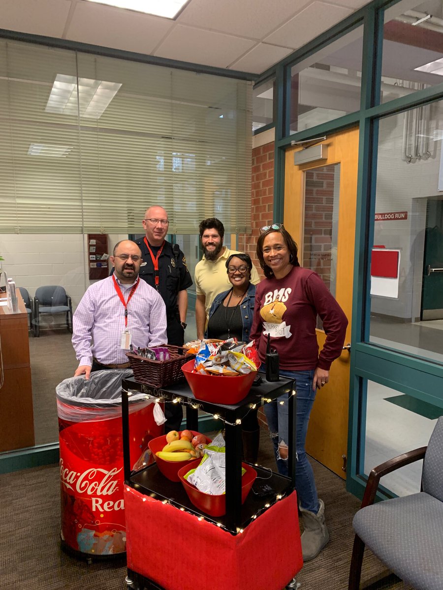 Berkeley appreciates its employees!  Delivering snacks from our blinged out cart was great!  ⁦@BMSPrin_WJCC⁩ ⁦@YesSimonSays⁩ #employeeappreciationweek