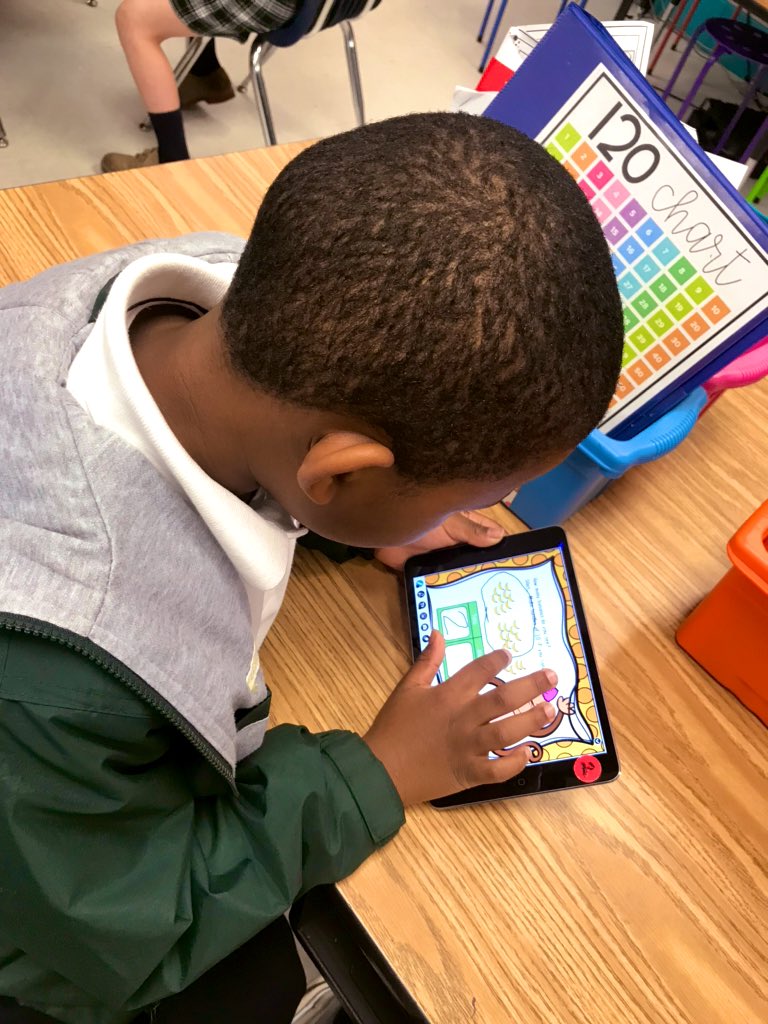 Students exploring place value in a @nearpod #livelesson. I absolutely love the report option where I am able to see each individual’s response to the drawings and quizzes! @MDuBoseAdams @EicholdMertzMST @empowermcpss @MobilePublicSch