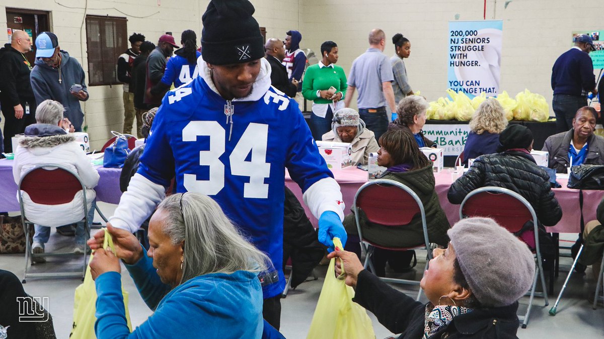 Giants's tweet photo. All smiles today at @CFBNJ unloading a donation of turkeys from @StopandShop for Thanksgiving! 😊🦃
#GiantsHuddleFor100 | @HMHNewJersey https://t.co/8IStQ24Yoc