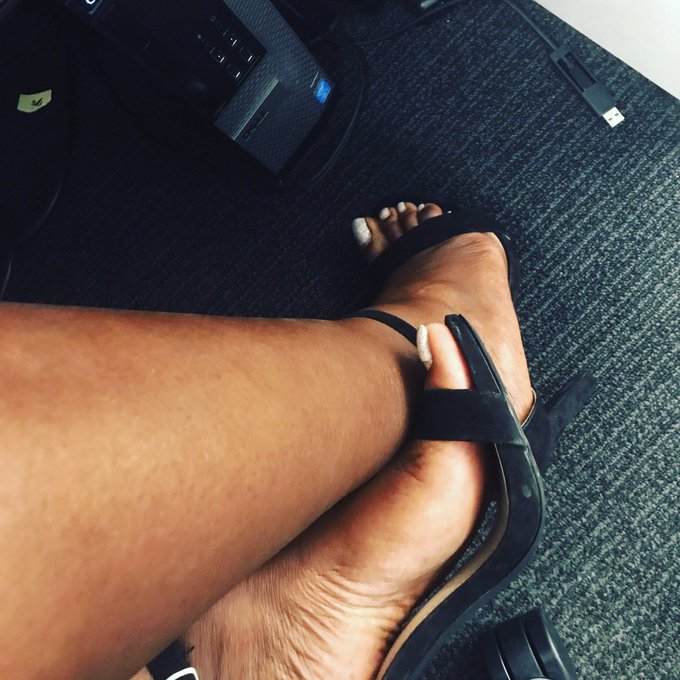 The Devils Soul Snatcher😈 - In the mood for a pedi. Get to $ending worm. #ebonychicks #bbw #Feetfettish #footfettish #ebonyfeet #bbwbrat #ebonyworship #blackfemalesupremacy #plussizemodel #bbwdomme #ebonydomme #fetishfashion @royalty_promos @RTevabella @AllureRT @findom4feet @EbonyDomme_RT https://t.co/eAUjwHItH3