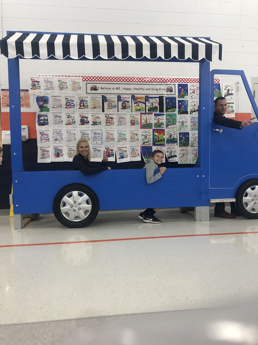 KinderKelly5's tweet photo. Shout out to my man @boomleader for his help getting all my big ideas together for Family Reading Night! Special thanks to @jcrain_2 who loaned his trailer for transport and my people at Pure Pet and Compac for loaning me their props! #TriCFRN2019 @beckiesavka is a rockstar! 🌟 https://t.co/tOaopoorhg