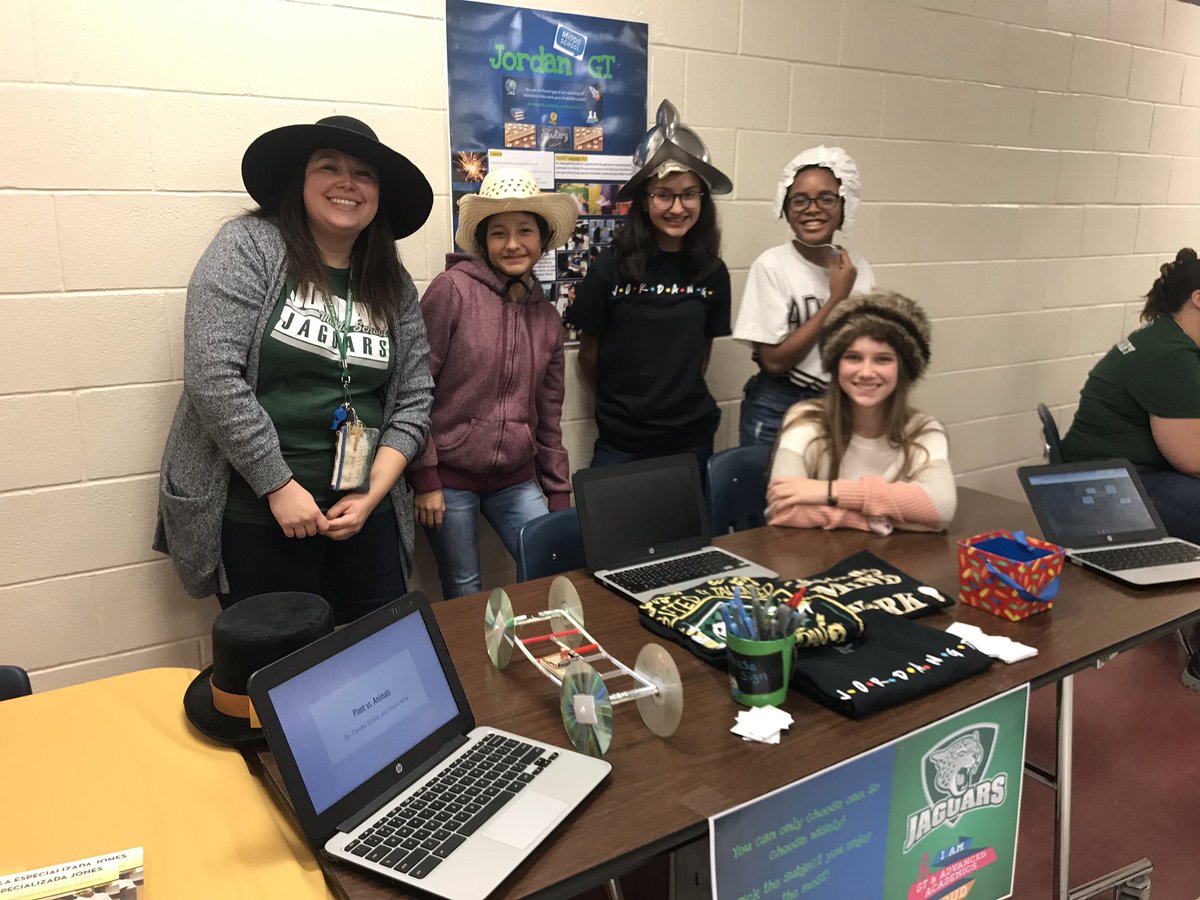 msgmakeshistory's tweet photo. Yesterdayโs 5th Grade Course Card Night was awesome! So grateful that I had amazing help from these GT students who were able to answer student and parent questions about Jordan GT. @NISDGTAA #JordanMSLegends #FlyingVees #JordanGT https://t.co/7g4Bc9QT3r