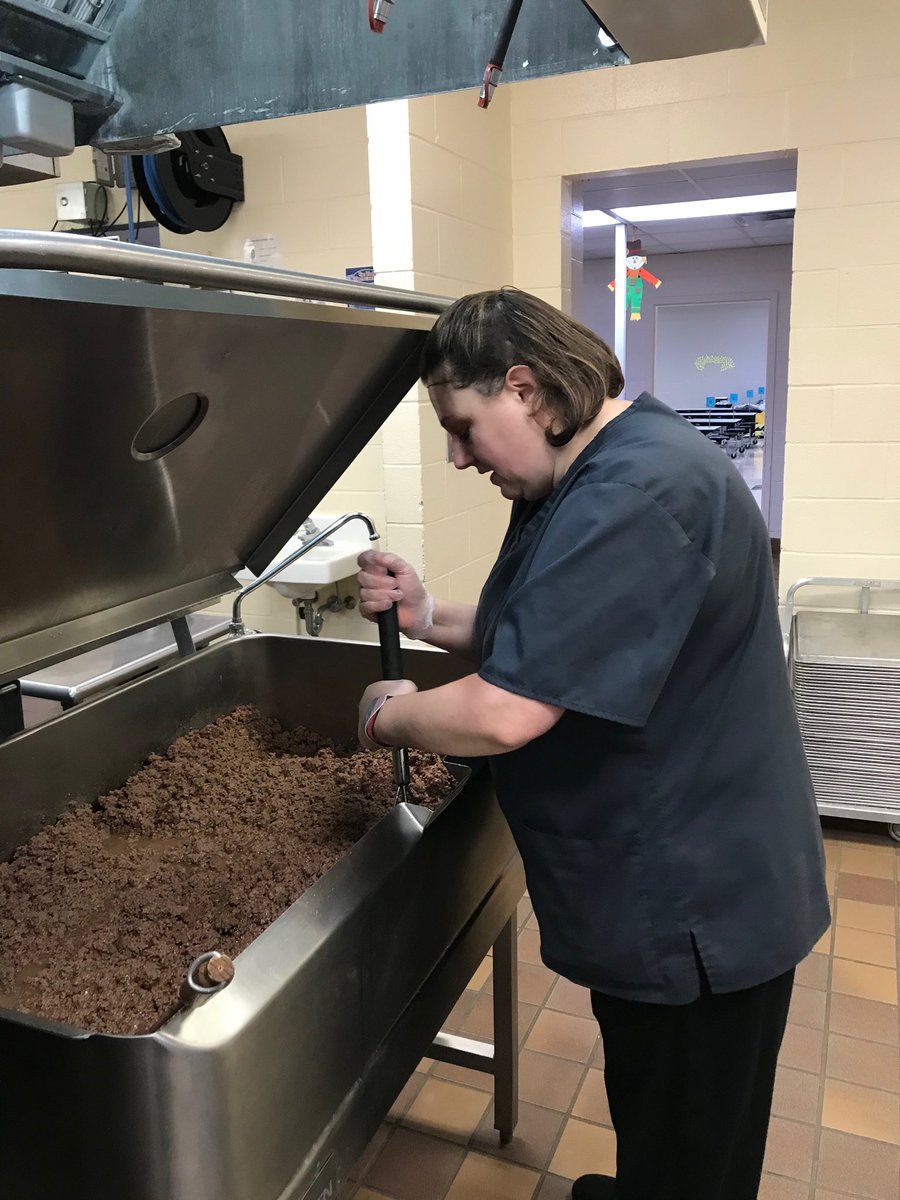 wcschoolfood's tweet photo. Shoutout to Ms. Julia from @JackPNixSchool for cooking London Farms’ White County beef for our delicious taco lunch today, and shoutout to farmer Matthew London for coming to eat with our students!

#WCbemore #FuelingGA #FarmtoCity #realschoolfood @WCSSCurr @GA_SNA https://t.co/XVY6Y4McdY