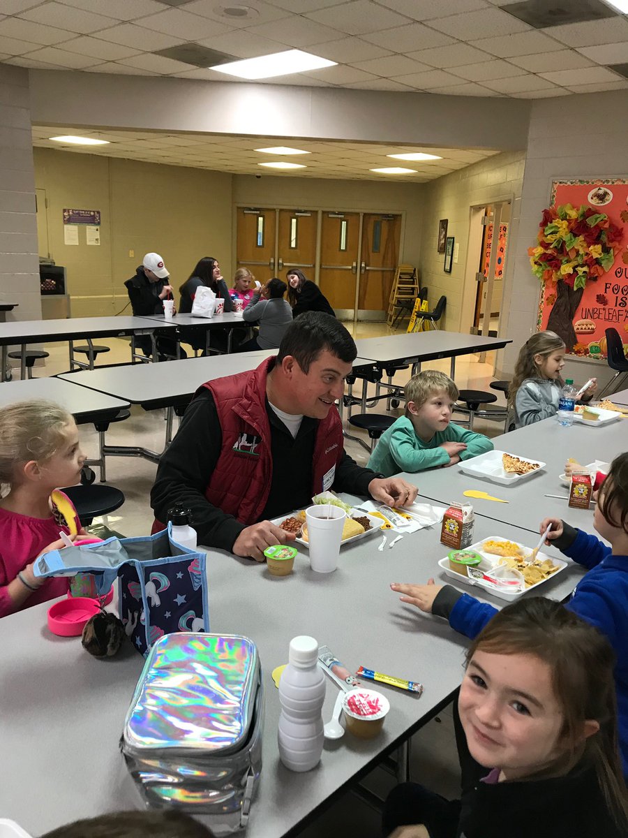 wcschoolfood's tweet photo. Shoutout to Ms. Julia from @JackPNixSchool for cooking London Farms’ White County beef for our delicious taco lunch today, and shoutout to farmer Matthew London for coming to eat with our students!

#WCbemore #FuelingGA #FarmtoCity #realschoolfood @WCSSCurr @GA_SNA https://t.co/XVY6Y4McdY