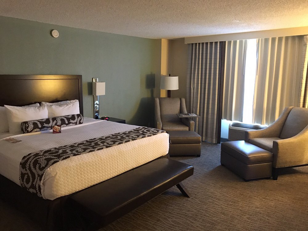 TheTravelSchmo's tweet photo. Don't worry be 😃 ! We have the perfect #hotel in #Atlanta for you. Crowne Plaza Atlanta-Airport is super excited to make your stay in Atlanta a remarkable one. Provides spacious #clean #hotel rooms plus so much more. #SponsoredPromos #Traveler #CrownePlazaAtlanta https://t.co/sO7qZuTizm