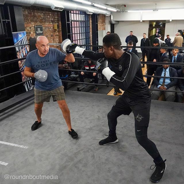 roundnboutmedia's tweet photo. Lerrone Richards at today’s #MidlandsMayhem media workouts ahead of fight night at the Arena Birmingham on November 30 @snipertheboss ⁣
⁣
@frank_warren_official @btsport @btsportboxing @henriettastreetgym 📸 @roundnboutmedia⁣⁣⁣
⁣
#btsport #queensb… https://t.co/vSyPNOkhrH https://t.co/iK0cr2JKAb