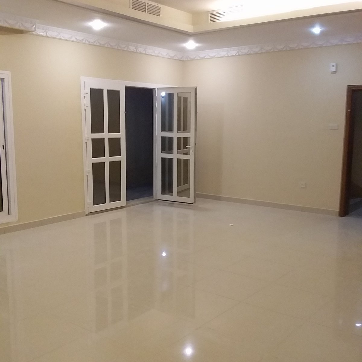 للايجار شقة في كيفان بالسرداب حوش ساقط عبارة عن ٣ غرفه نوم صاله كببرة ٣ حمام مطبخ صاله غرفه خادمه مع حمام الايجار ٣٧٠ دينار للاستفسار الاتصال على ٦٦٨٩٢٢١٥ وتس اب ٦٦٨٩٢٢١٥