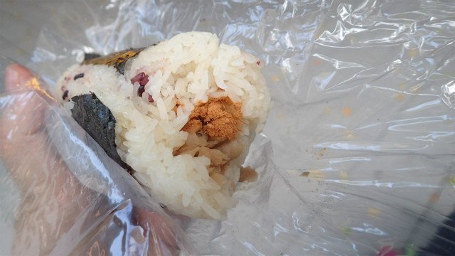 デイリーポータルz 台湾で朝食に豆乳と一緒にたべられるおにぎりは テイクアウトのスタンドのような専門店で売っていて 円筒形 で大きくて具も3種類くらいでたくさん ご飯はもち米 日本のおにぎりとは違ったおいしさでした 台湾おにぎり 飯團 は日本