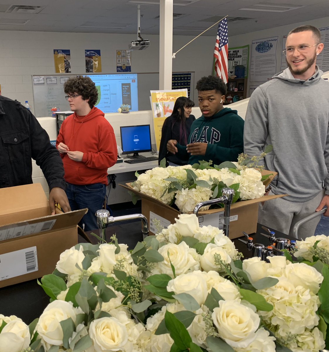 When you need to create an elegant table setting to celebrate our @HenryCountyBOE #ESPYs you know the students of @ELHS_HCS are up to the task! These arrangements were amazing and were enjoyed a second day by our district & school leadership! @DrKeshaJones1 @ChansiColeman