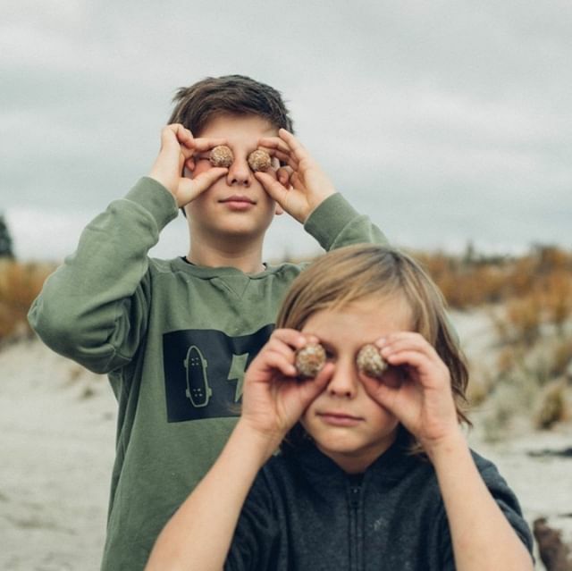 Tom_and_Luke's tweet photo. Eye spy the perfect snack 👀 #snackaballs⁠
.⁠
.⁠
.⁠
#eyespy #kidssnacks #lunchboxideas #kidslunch #afternoontea https://t.co/7xmYKm97xn