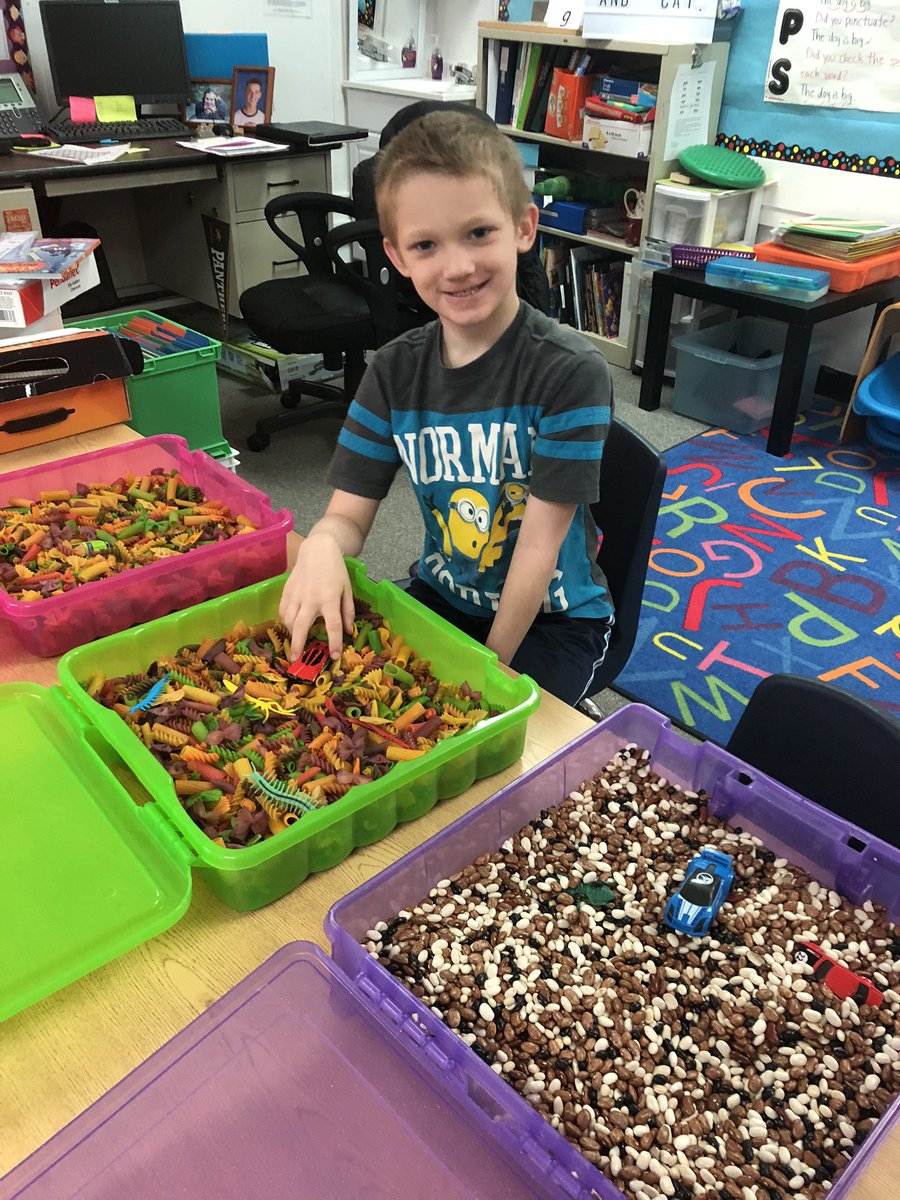 MrsharrisL's tweet photo. First grade work break in the lavender infused sensory bins!  #calming #rewarding #butlervillebrightspots https://t.co/9081cEpQnB