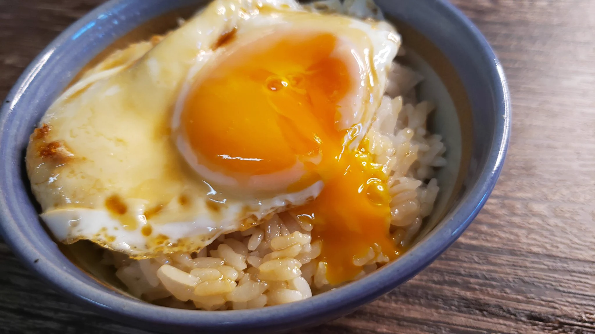 超シンプルながら美味い！？「つゆだくたまごめし」の作り方！