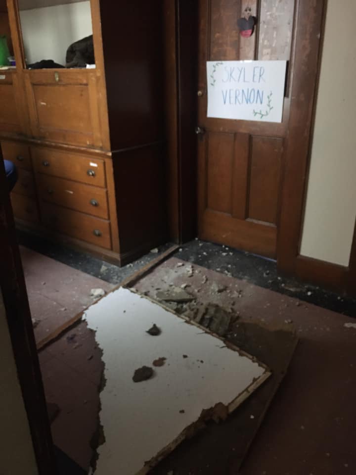 smollcas's tweet photo. Thanks for FLAGGING IT? The place we're LIVING is FULLY UNSAFE. This is the only financial-aid housing you offer, it is absolutely unacceptable that you allow ANY students to live this way. You are treating low-income students like they are disposable. https://t.co/QCAt5SXOCY
