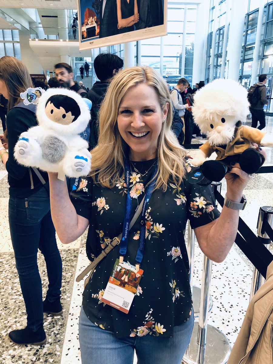 moontalker1's tweet photo. Getting some swag! #df19 #AwesomeAdmin https://t.co/P0AdD9cf8J