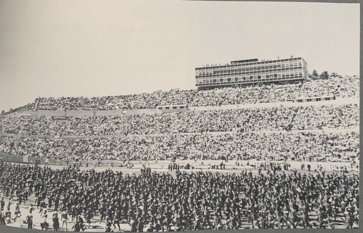 AToastToTheHost's tweet image. Gonna tell my kids this is how it’s supposed to be... #RunLikeHell