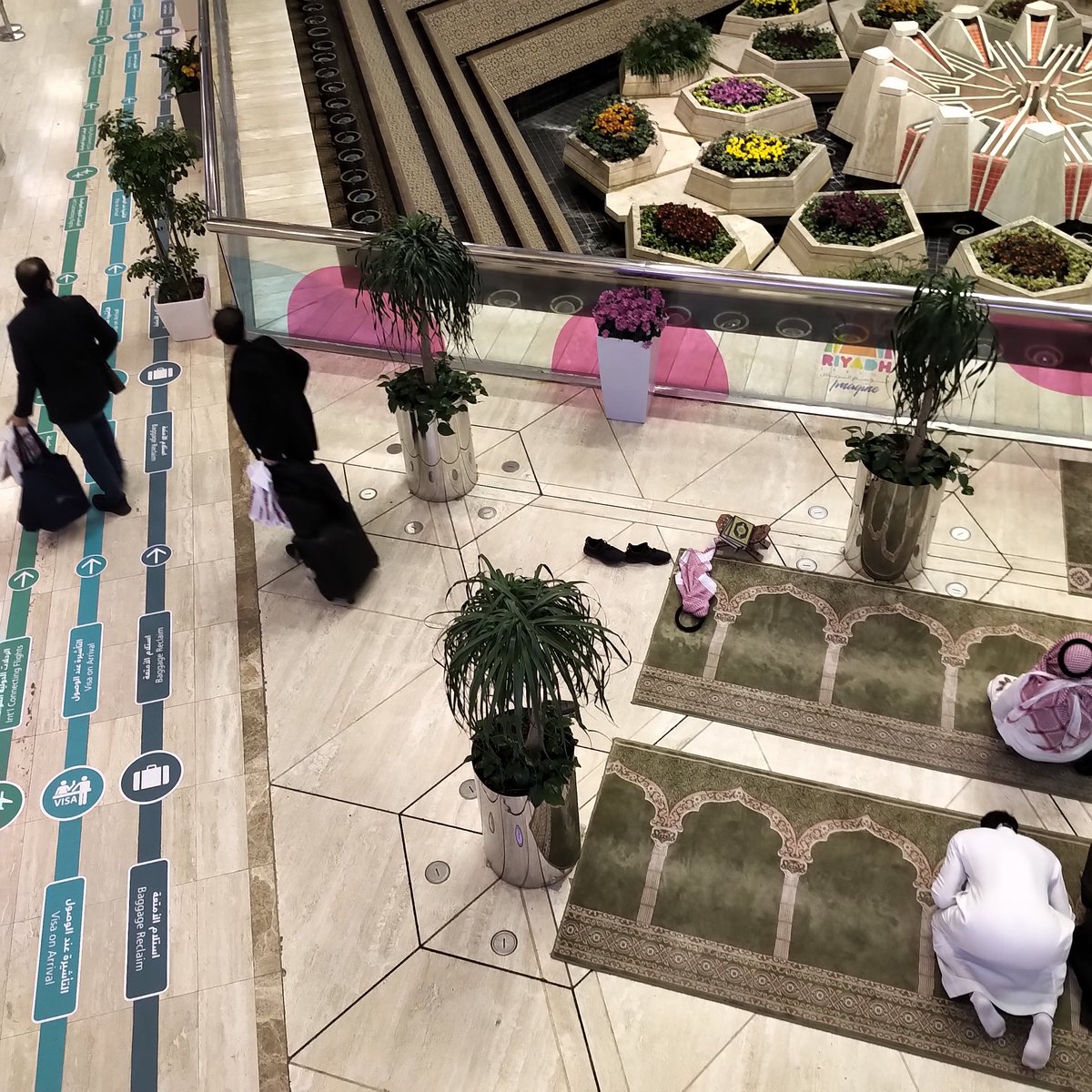 abusulayman's tweet photo. مصلى المطار.
خلال دقائق عشرات الشباب الواصلين من السفر و العاملين بالمطار يصلوا الفجر افواج.
يأتي شاب و يصلى مفردا ثم يأتي اخر و يلمسه على كتفه فيصبح امام و يأتي اخر  و ينضم لهم فيتأخران للوراء بتزامن و يتصدر الامام و يكثر المصلون و يذهبون ويأتي غيرهم و يعيدون الكرة
روحانية جميلة https://t.co/VFhqZPDI88