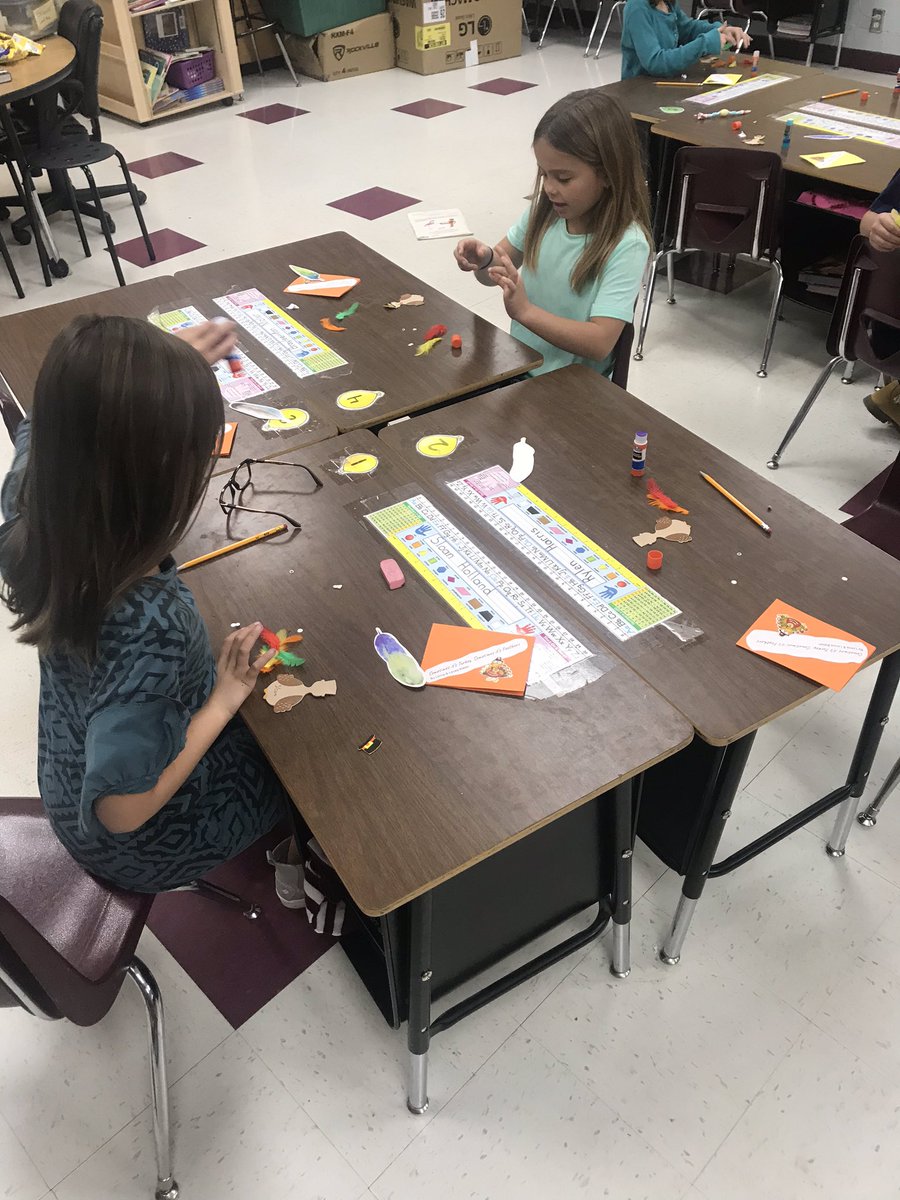 jameyguy2013's tweet photo. We had a Thanksgiving mystery reader today! Mrs. Hendrix gave up her planning period today to read us a great book. She brought props, made everyone a turkey card, brought a craft, and gave each kid a turkey feather bookmark. It was wonderful! @sayreschools #guyssuperseconds https://t.co/PwplQIAIyS