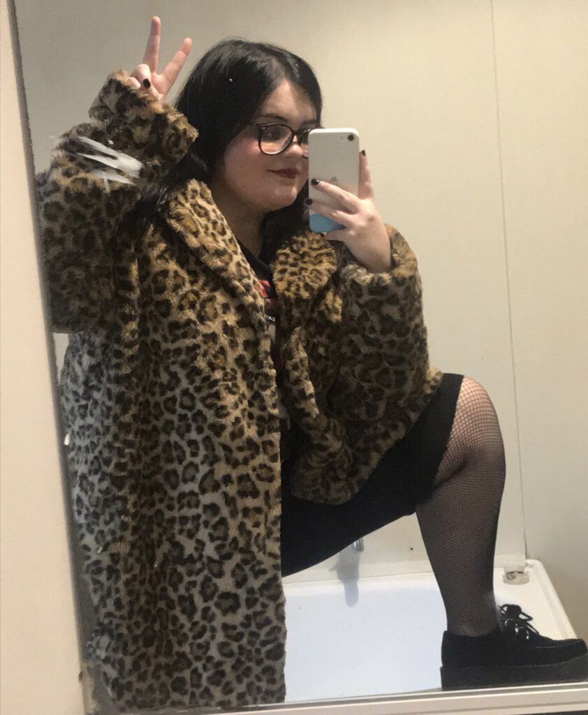 bleachedteef's tweet image. feeling this @yungblud inspired outfit thooooo