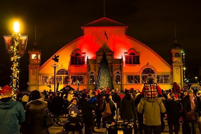 IGersOttawa's tweet photo. *Instameet Alert*

Join IgersOttawa For a fun Instameet to kick off the Holiday Season! 
Meet us on November 29th at 5:15pm outside Craft Beer for the Lansdowne Tree Lighting and Christmas Market celebrations! Please use the eventbrite link in our profil… https://t.co/9pO73UgvrQ https://t.co/jj3liMRZ63