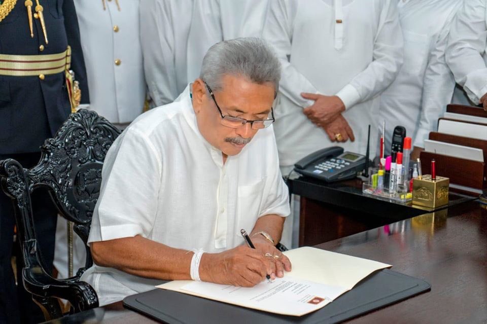 chaturaalwis's tweet photo. President @GotabayaR has asked not to close roads when traveling n to reduce his convoy only to 2 back up veh. 
Also to reduce his staff fm 1200 to 200. He is also going to change his security fm police to army commandos n reduce the number in big way. https://t.co/2Mlxa7WXlp