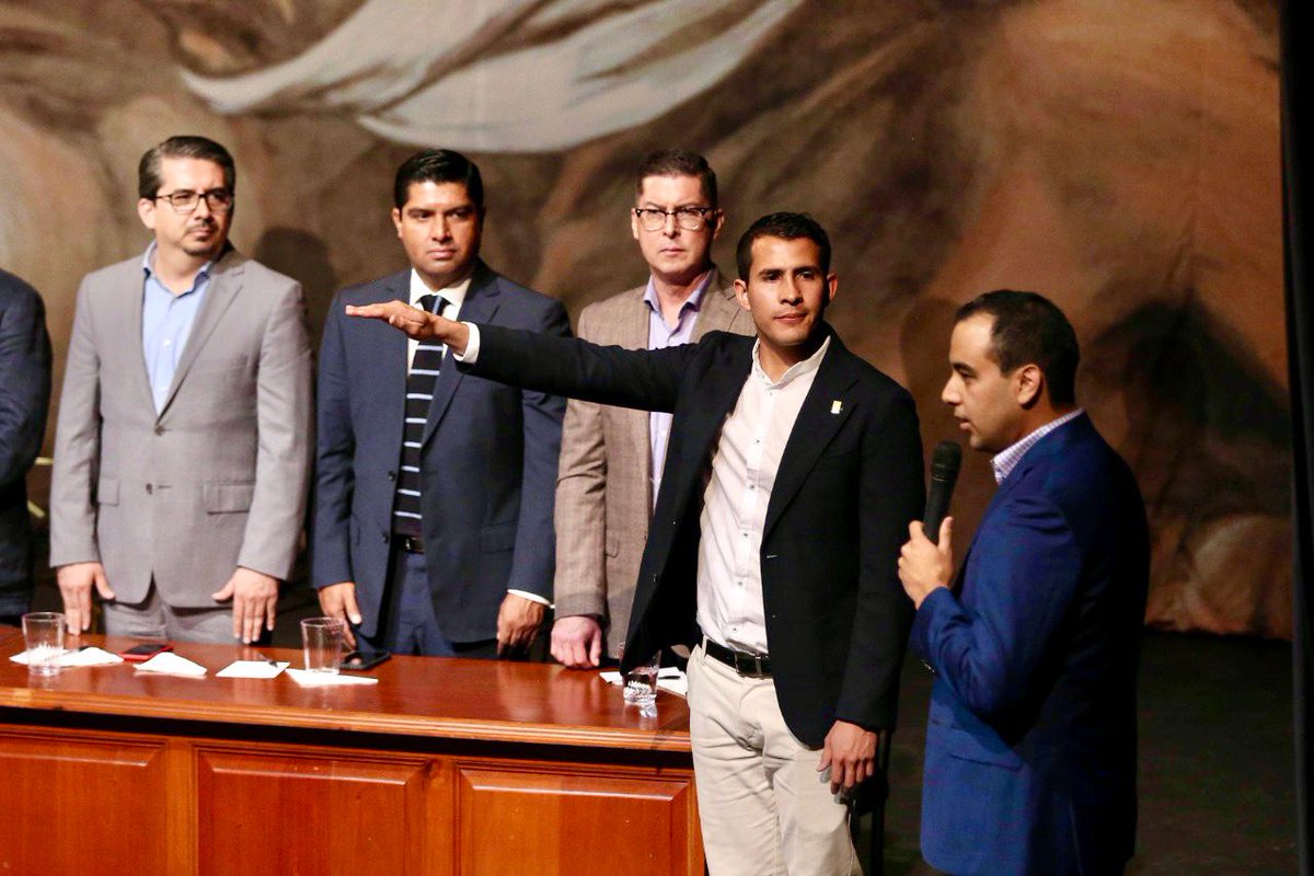 rvillanueval's tweet photo. Siento un gran cariño por la @FEU_UdeG. Cuando fui presidente de la organización aprendí que la mejor ruta de trabajo es la democrática. Hoy en el cambio de estafeta de su presidente, me sentí orgulloso de la madurez política de @JavierArmentaMX y su equipo. https://t.co/lIjJsQwnby