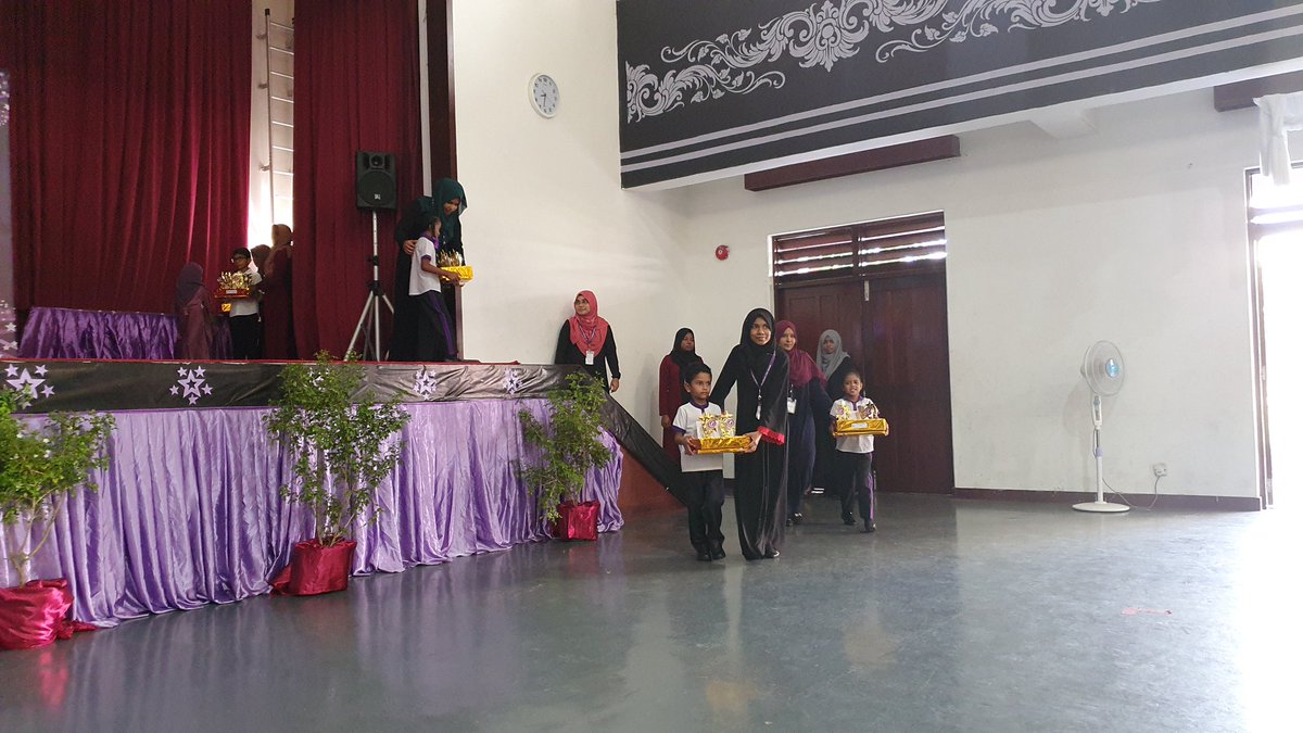 Dhondhooni Prize giving &amp; Graduation 2019, going on at Hiriya School.