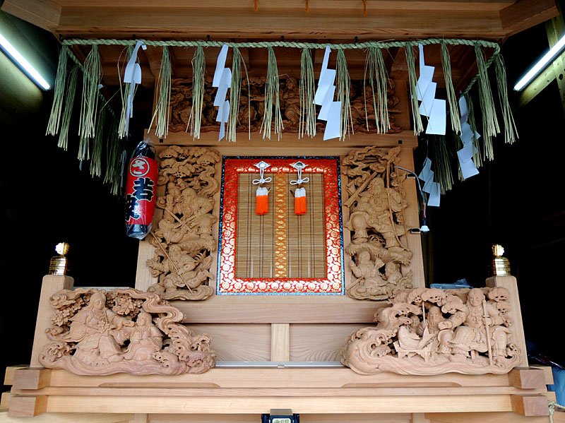 sikajin's tweet photo. 披露目を迎えた山車の正面。
彫刻は浜松市の伊藤章晴氏。

この後、2015年に岡野さん製作の玉簾
富士と桜が入って披露されました。

ひとまずこれで投稿を休みます。
追記があればまた投稿します。
#鹿嶋桜町区山車 https://t.co/Hj1wnWmMv2
