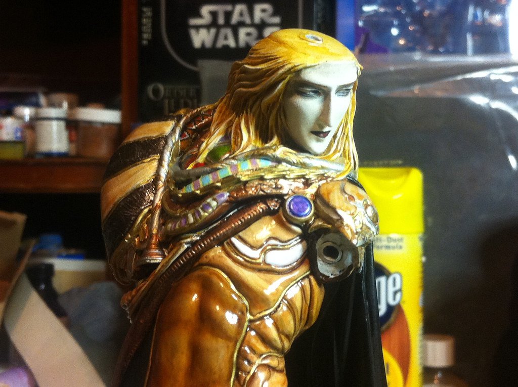 Keep in mind, the source illustration from Yoshitaka Amano was from the back view! Meaning Takayuki Takeya had to invent all those beautiful shapes for the front view himself!