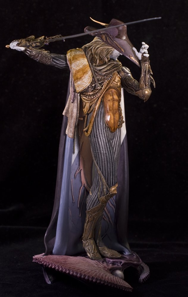 Keep in mind, the source illustration from Yoshitaka Amano was from the back view! Meaning Takayuki Takeya had to invent all those beautiful shapes for the front view himself!