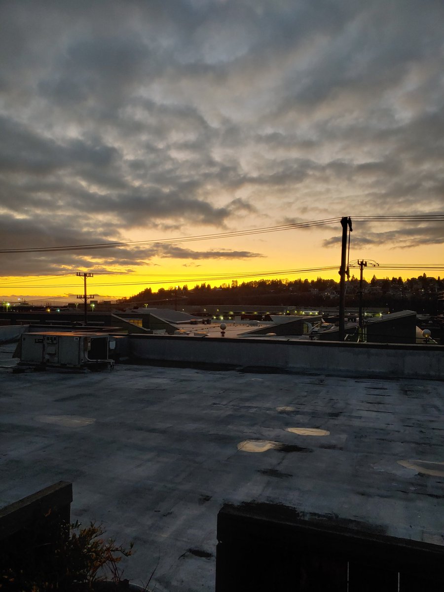 SomeRandomG33k's tweet photo. Another 12-hour working day, with overtime pay, which I desperately need, I need more pay in general, but I at least a chance to snap these beautiful shots. #beautifuldusk #beautifulsunset #MustEndCapitalism #SocialismNow https://t.co/jQWcLgs3mp